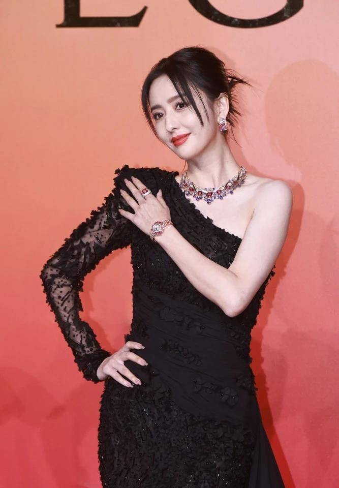 当天,众多以美貌着称的内地明星出席,如新疆美女佟丽娅,"素颜之神"