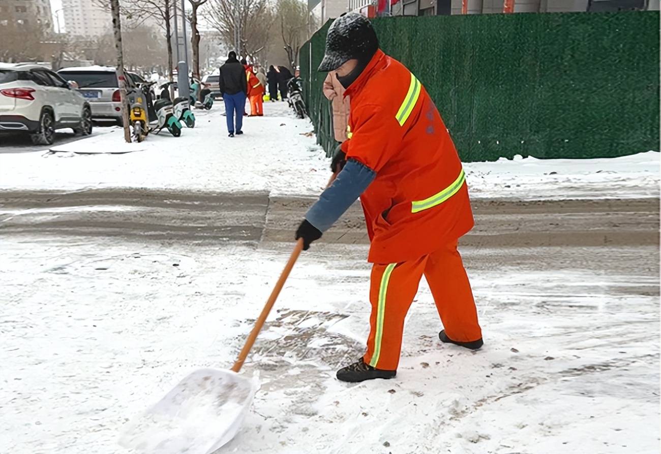 环卫工人除雪美篇图片