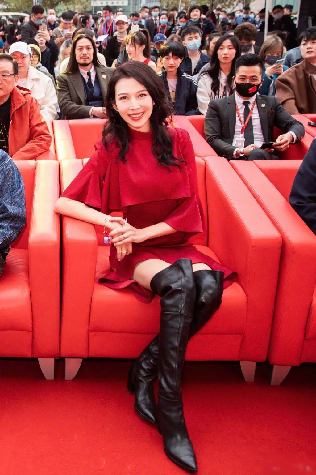 蔡少芬跟素人合影脸太瘦挂不住脂肪,皮肤干瘪而且还染红发,一股浓浓的