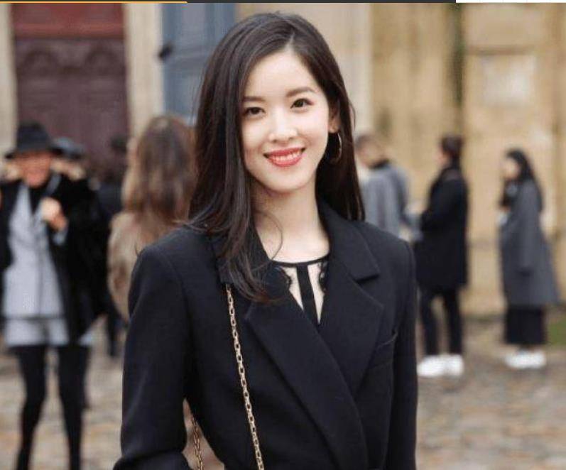 章泽天对镜晒自拍,穿黑色礼服尽显好身材,一旁的奢侈品包好抢镜