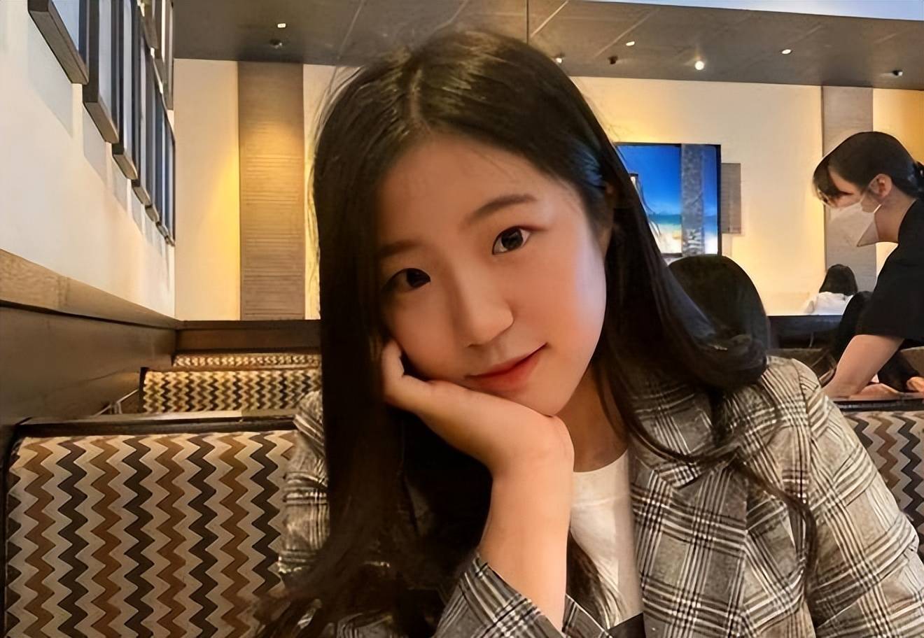 相差四岁但依然配,韩国美女比v字手势_申裕斌_比赛_网友
