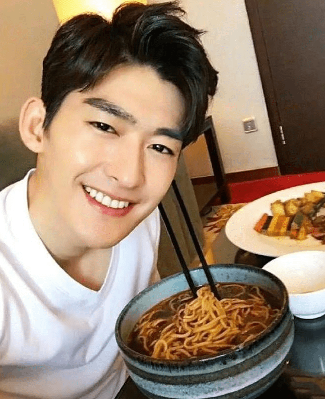 张翰疑新恋情曝光,与女子逛园区看羊驼,后援会辟谣澄清女方身份_照片