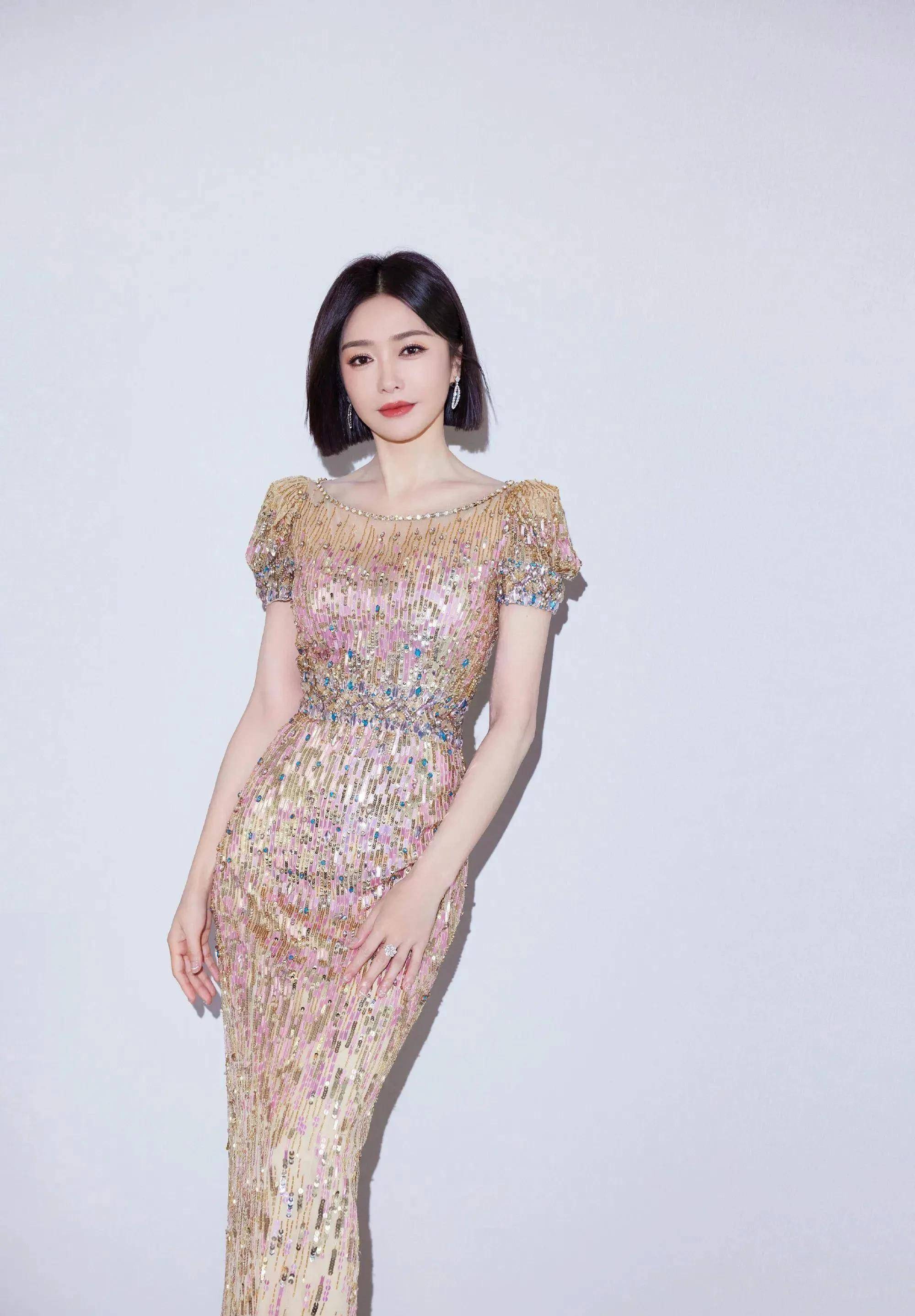 秦岚海边氛围感大片,白裙优雅笑容甜,身材窈窕超迷人_短发_白色_长裙