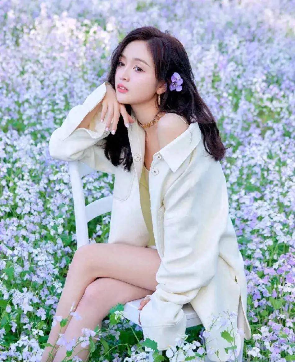 白色背带性感迷人,精致的光脚甜美迷人_发展_形象_照片