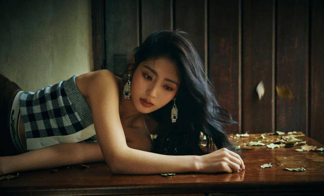 邢菲登上《男人装》封面,身穿性感迷人的吊带透视上衣,深v秀出美丽