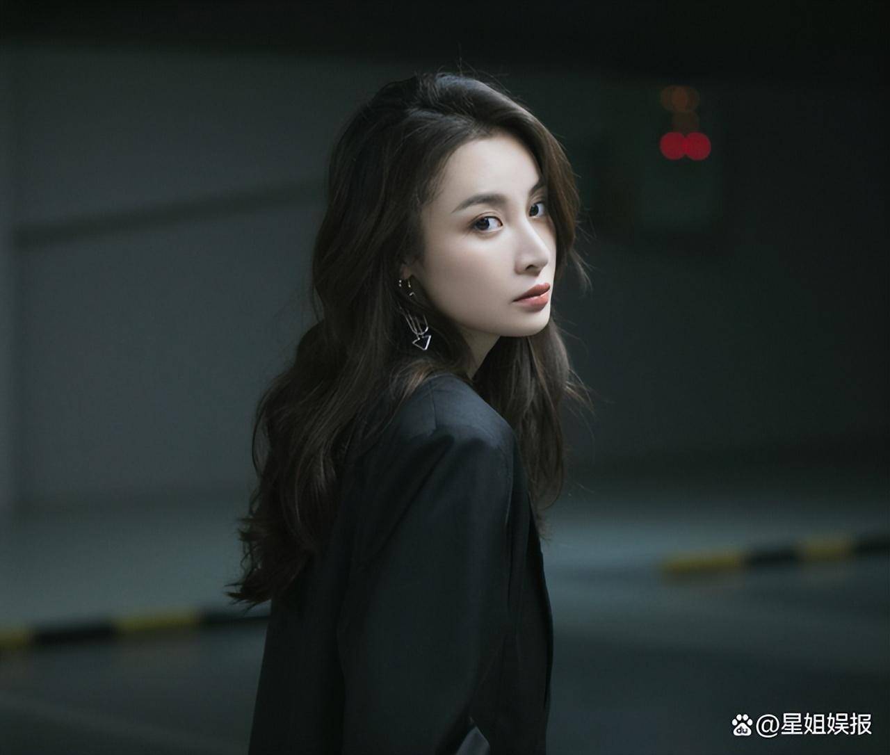 高启兰的扮演者程隆妮英姿飒爽,影视圈的小透明终于