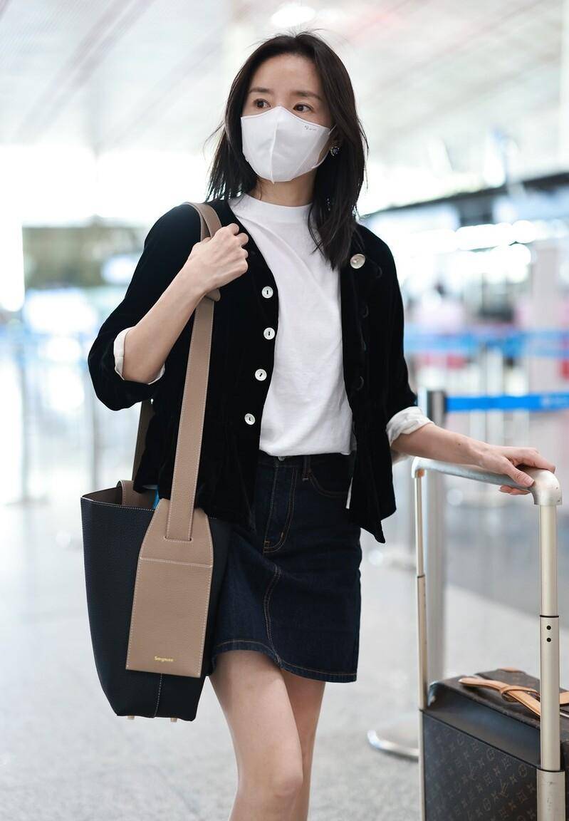 董洁的穿衣风格一直很受大家的喜爱,这张街拍更是让人为他的时尚品味