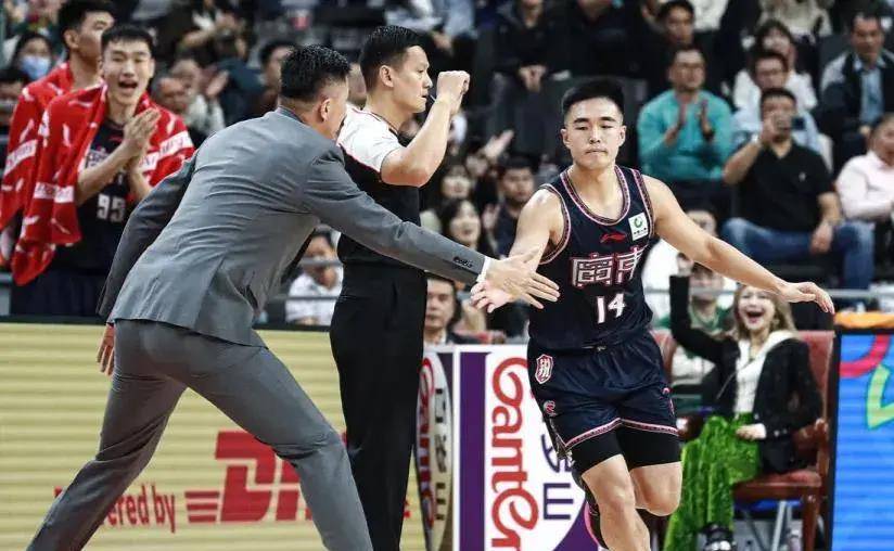 京粤大战:广东队豪取九连胜,并双杀北京队!_马尚_命中_比分