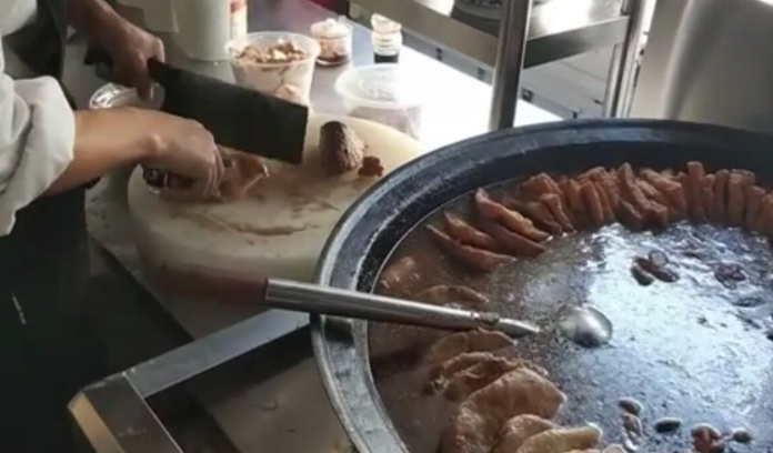 大哥天津卖“卤煮火烧”一份18元，生意火爆！网友：量和汤是亮点(图1)