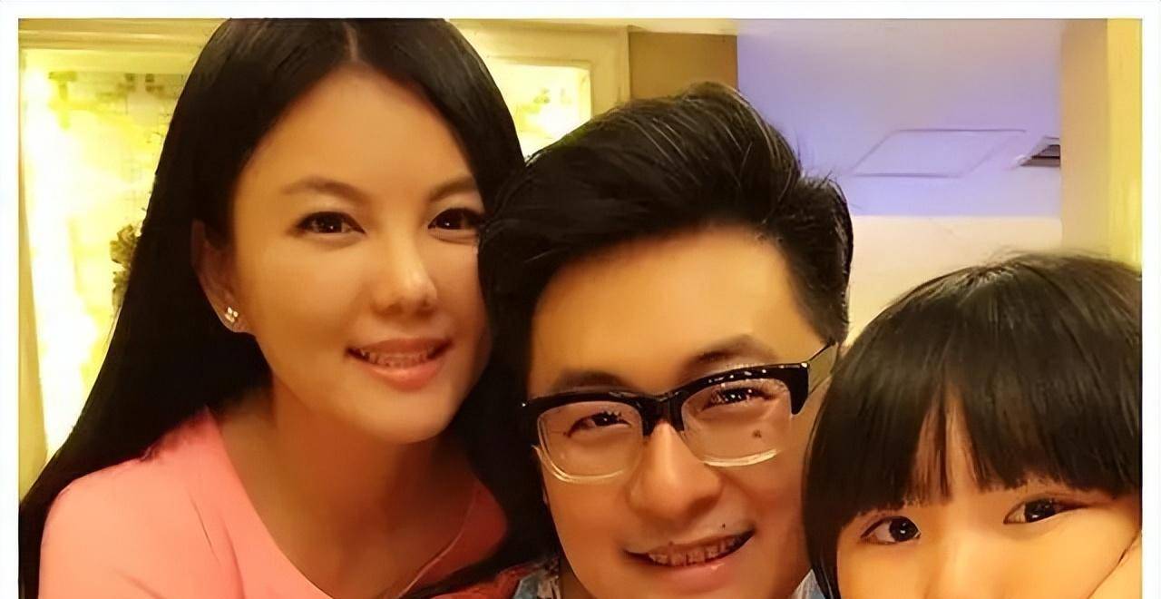 王岳伦"老少恋"曝光!街上搂抱摸腿好高兴,女友和王诗龄差不多