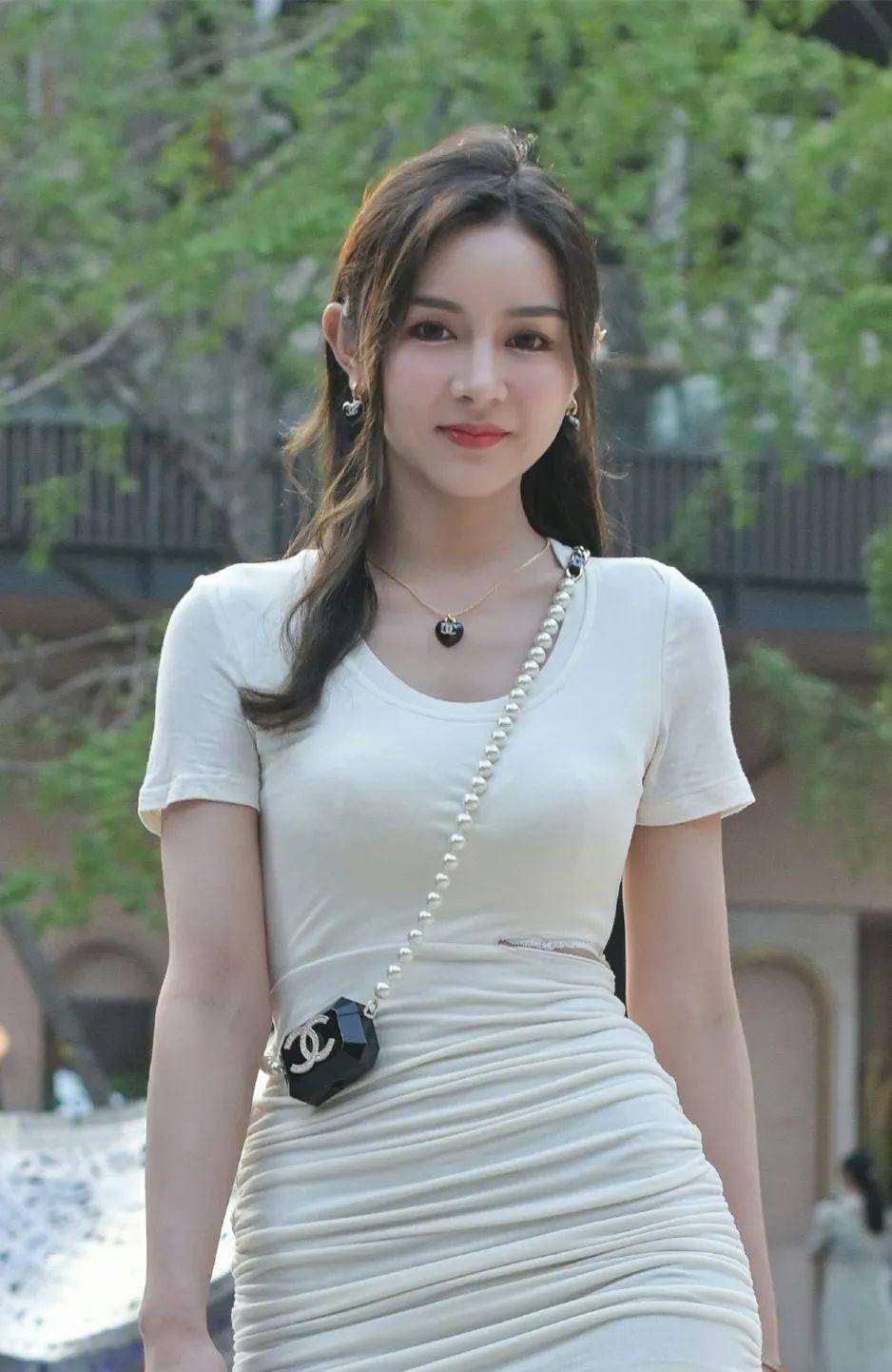 着装优雅时尚,大方迷人_女生_生活_身材