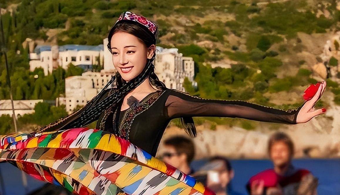 汪文斌在社交媒体分享迪丽热巴跳新疆舞视频,上热搜了