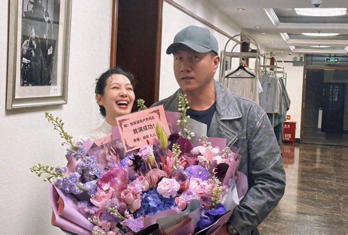 胡军化身时尚家庭男士 展现温馨生活与品位典范_形象_卢芳_妻子