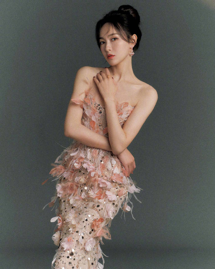 寒潮来袭唐嫣发暴露写真,低胸礼服秀锁骨和事业线,太暴露引热议_网友