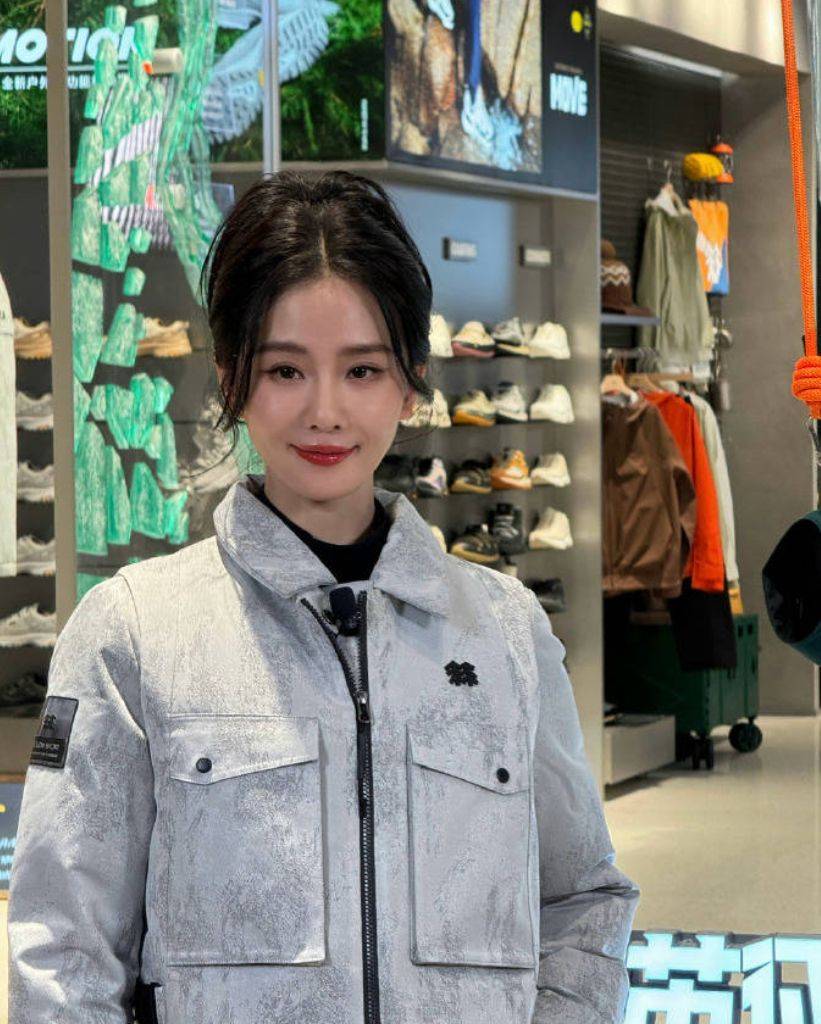 刘诗诗高盘发气质迷人 红唇吸睛生图能打