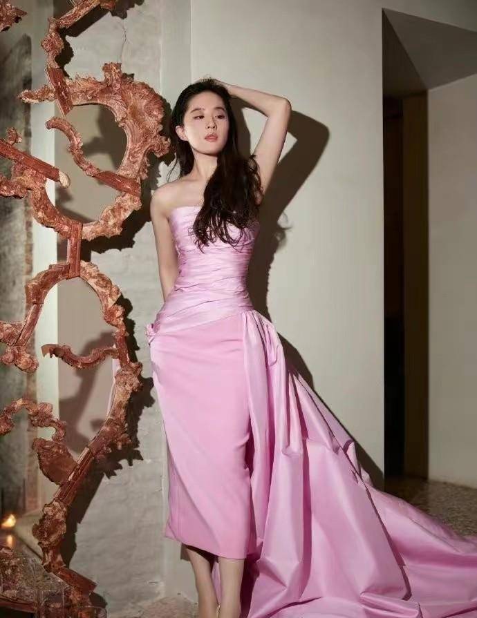 刘亦菲真是会穿衣,一袭一字肩红裙性感迷人,s型身材藏不住_连衣裙