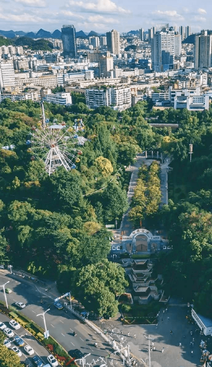 地鐵網紅街,到花果園雙子塔乘坐恆步行街專線,大西門下站,全程37