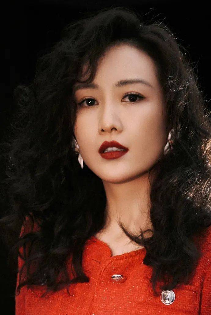 王鸥碎花红裙写真露出事业线!肤白貌美大长腿性感火辣_长发_长裙_绯闻