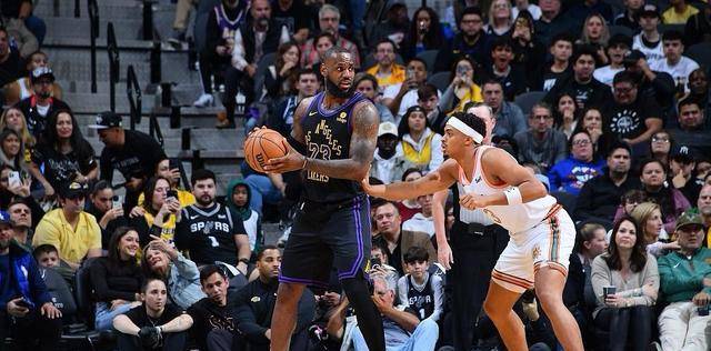 湖人惨败马刺,18连败终结!詹姆斯空砍23 17,文班13 15_比赛_亚马_nba