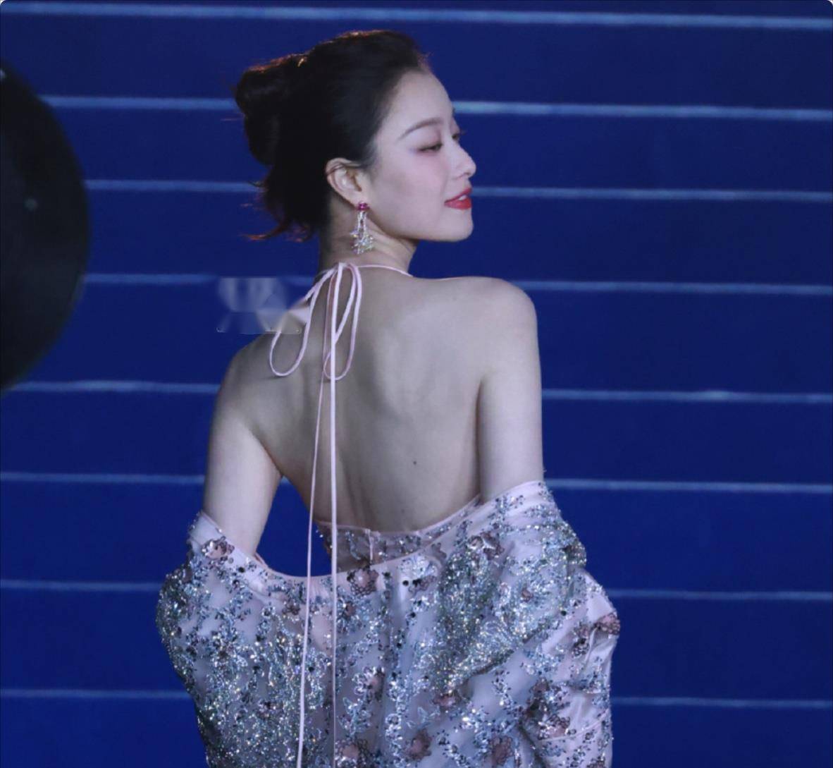 身材一个比一个丰满有料,有人出糗有人惊艳_周冬雨_迪丽热巴_娜扎