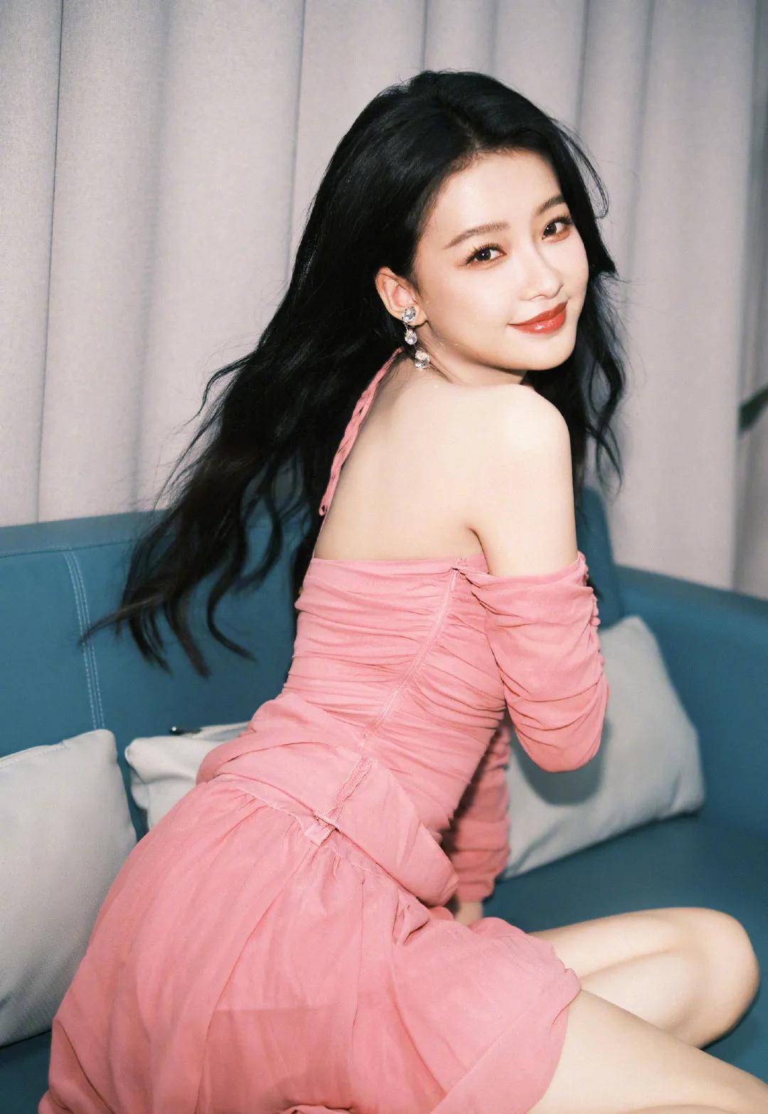 可见,家境对人的心态影响很大,孙怡有那么开明的娘家人真的很幸运.