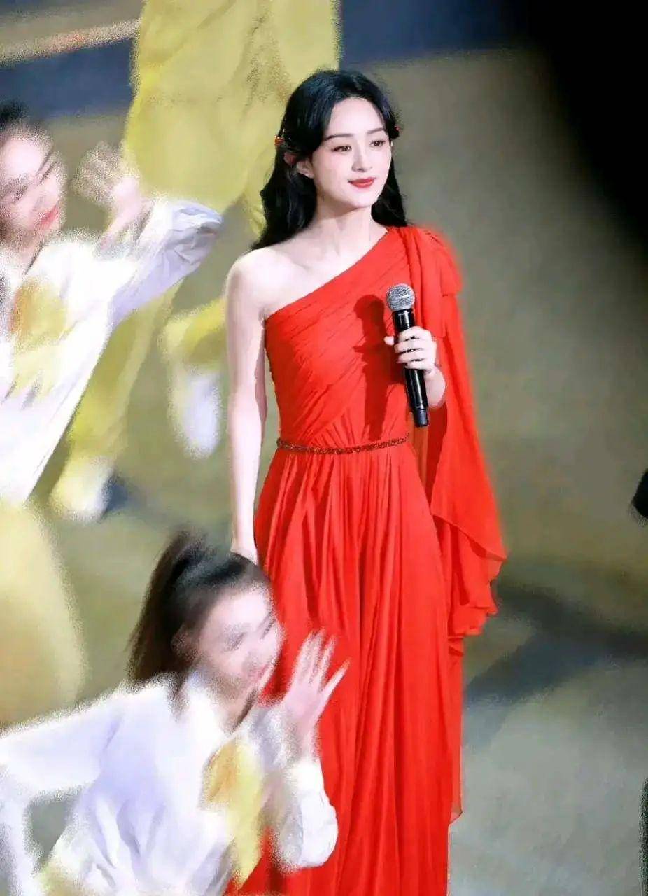 当杨幂和赵丽颖同台晚会,一个像霸气女王,一个像甜美女神_女性_红色