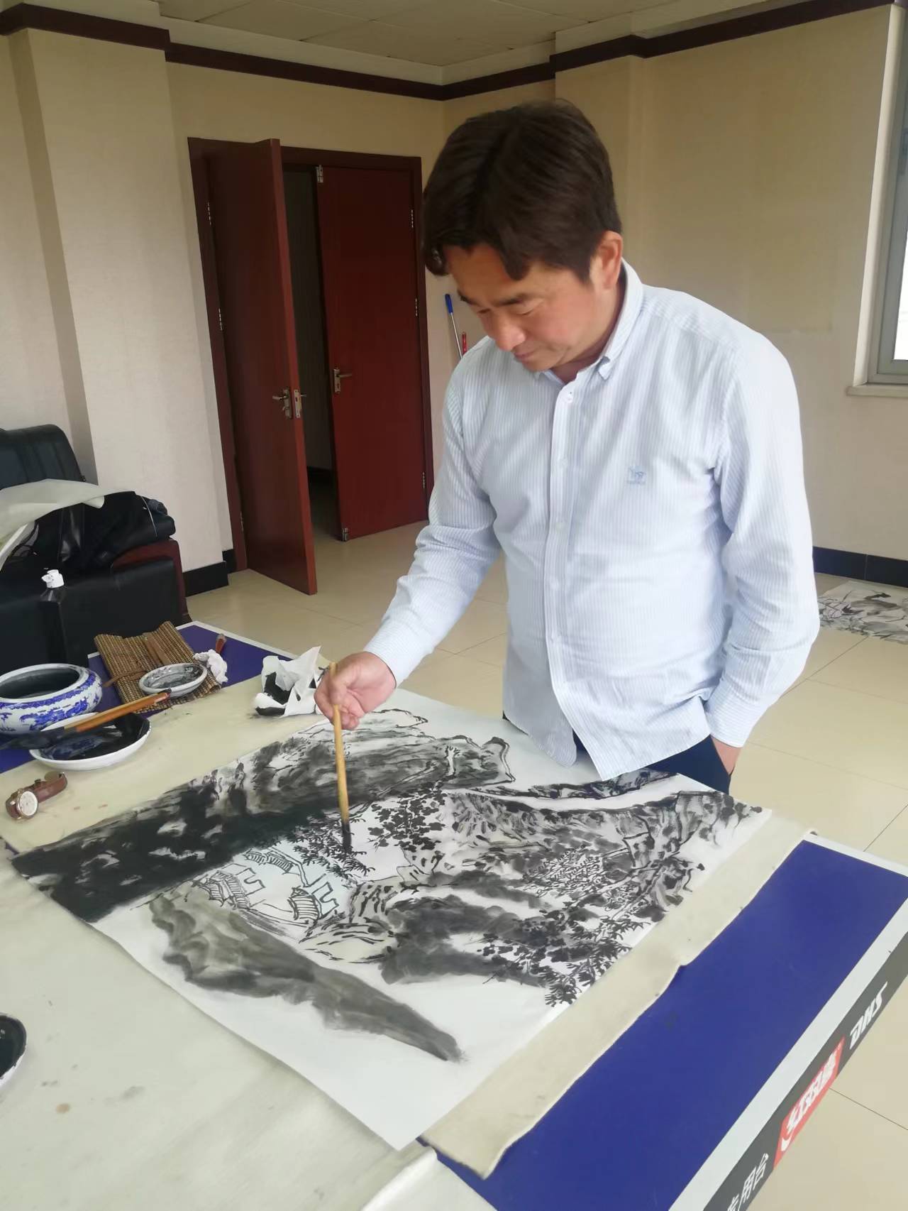 后又跟随当代陈克永,张东升,候凤岩等著名山水画家学习.