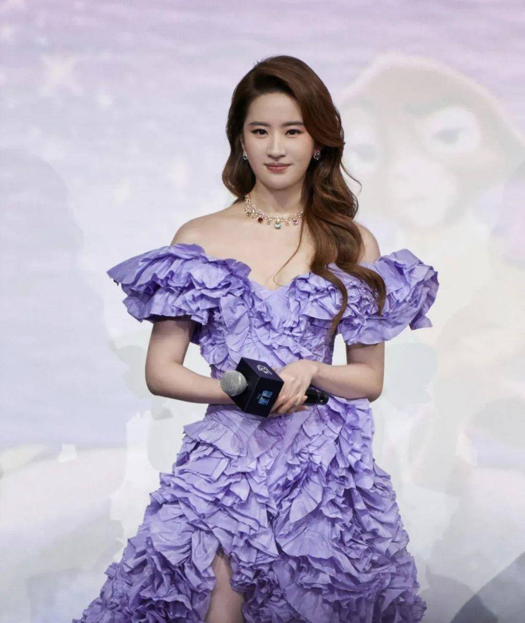 刘亦菲回好莱坞?杨幂倪妮搞雌竞?蔡徐坤正式复出?赵露思翻车?