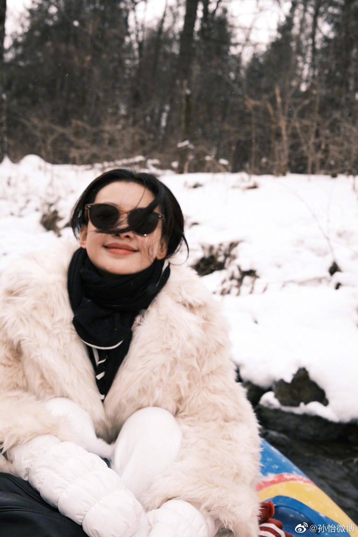 明星春节游客照:杨幂蓝色短发,虞书欣清凉抹胸,孙怡秀皮草_时尚_假发