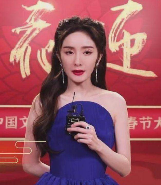 杨幂新电影开机,穿北电羽绒服低调现身,笑容僵硬山根显粗_造型_帽子
