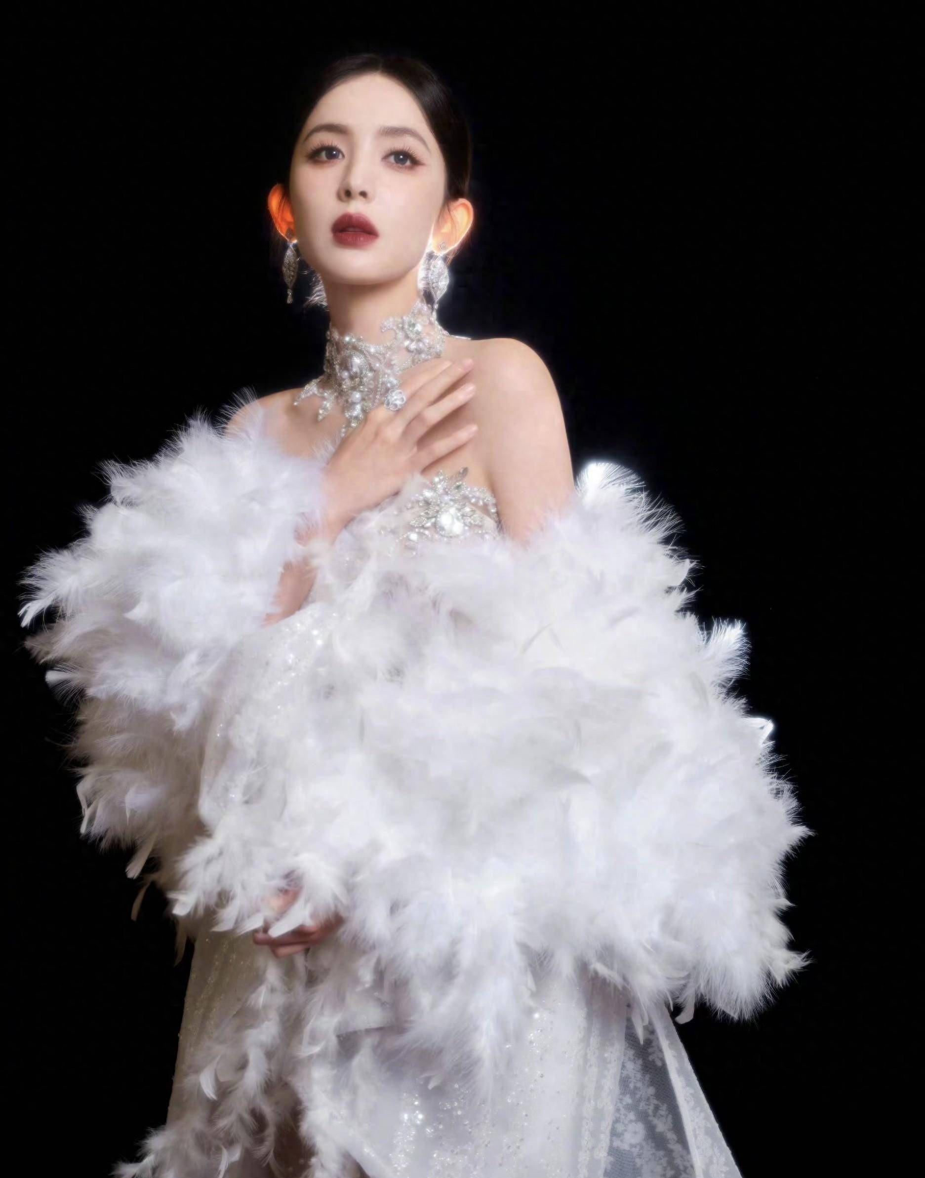 新晋红毯美神古力娜扎,私服穿搭时髦且精致,打造高级氛围感_外套_夹克