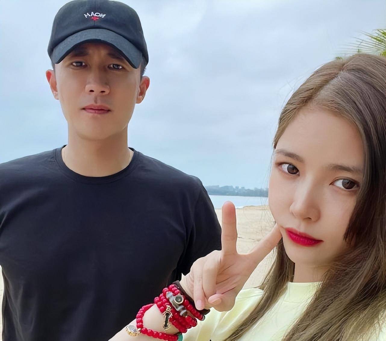王灿携女儿陪老公工作,杜淳牵蛋饺小手温柔注视,一家三口好有爱_老婆