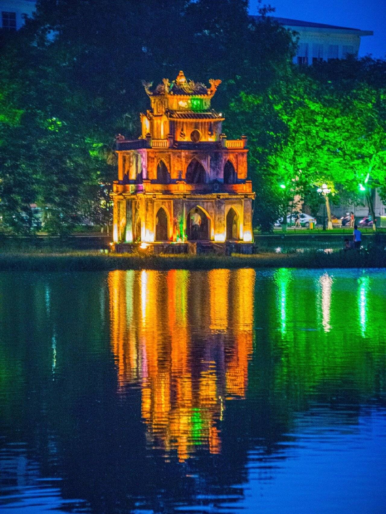 為河內第一大湖,河內西湖主要兩個景點,真武觀和鎮國寺,如果去了西湖