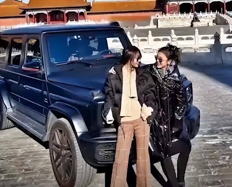 网红开大奔进故宫,李一桐与其合照被扒出,她们之间有何联系?