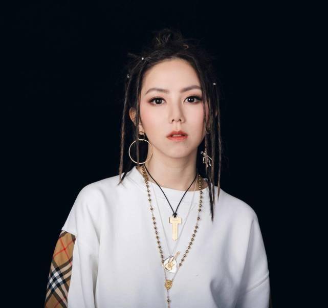 对于这个问题,邓紫棋表示是因为自己左边颚骨萎缩,上下颚牙齿不能咬合