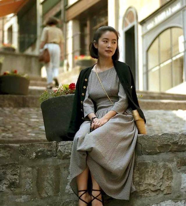 林青霞年轻时的样子:70后一生的记忆,图9为她光脚在海边晒太阳_琼瑶