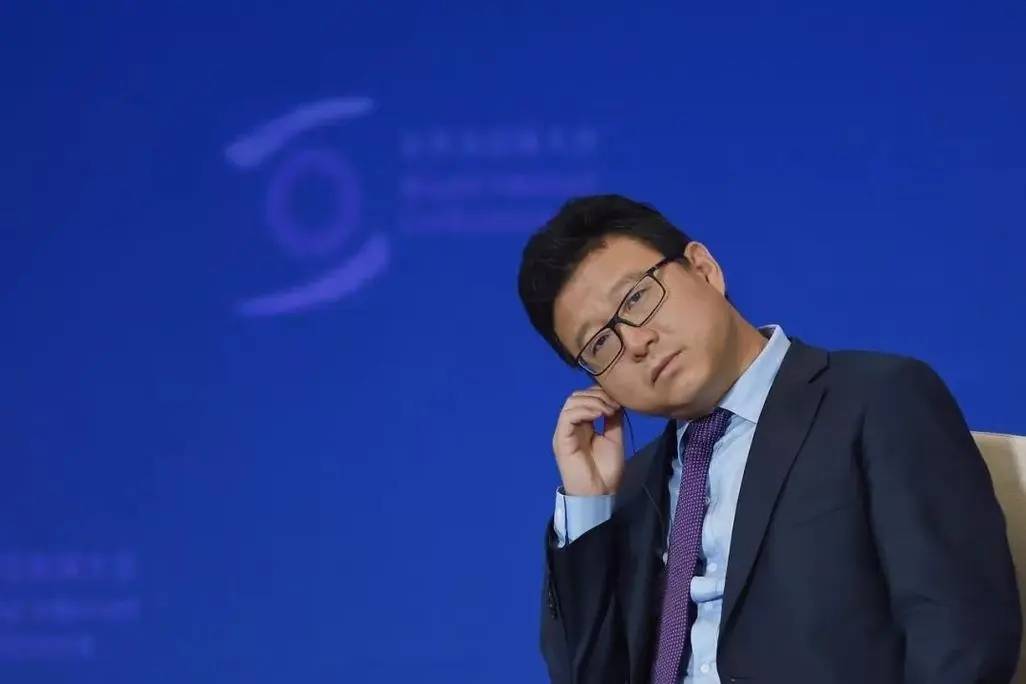 后来黄峥去美国留学,丁磊又把黄峥介绍给了自己的朋友段永平认识,并且