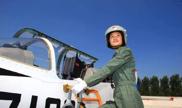 歼击机女飞行员,颜值高到你想不到_训练_空军_女兵