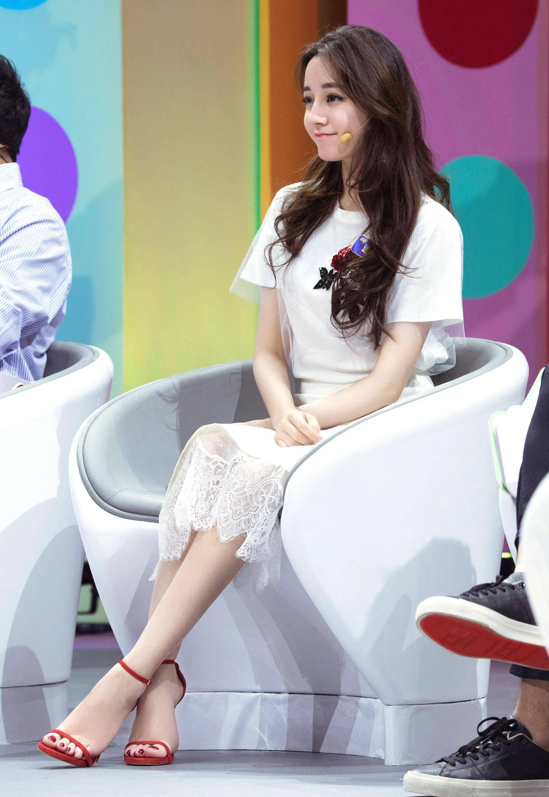 迪丽热巴的各种高跟鞋美图_黑色_凉鞋_活动