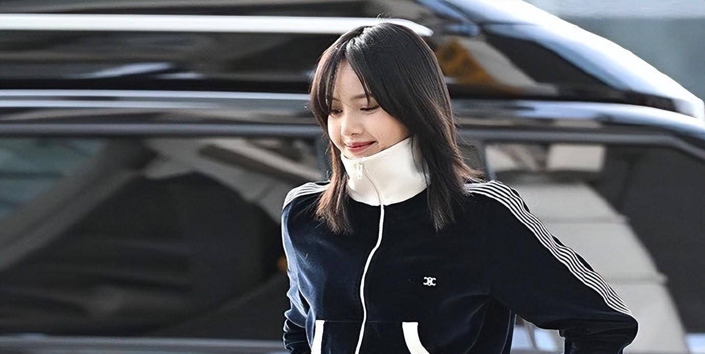 lisa的刘海回来了,立起来的刘海可以放下来,但是立起来的裙子呢_丽莎