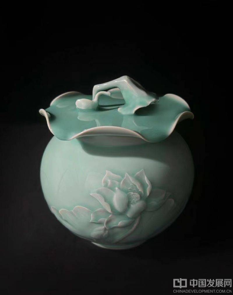 杭州亚运会国礼瓷作品之雷慧仙《西湖之夏》_青瓷_龙泉_中国