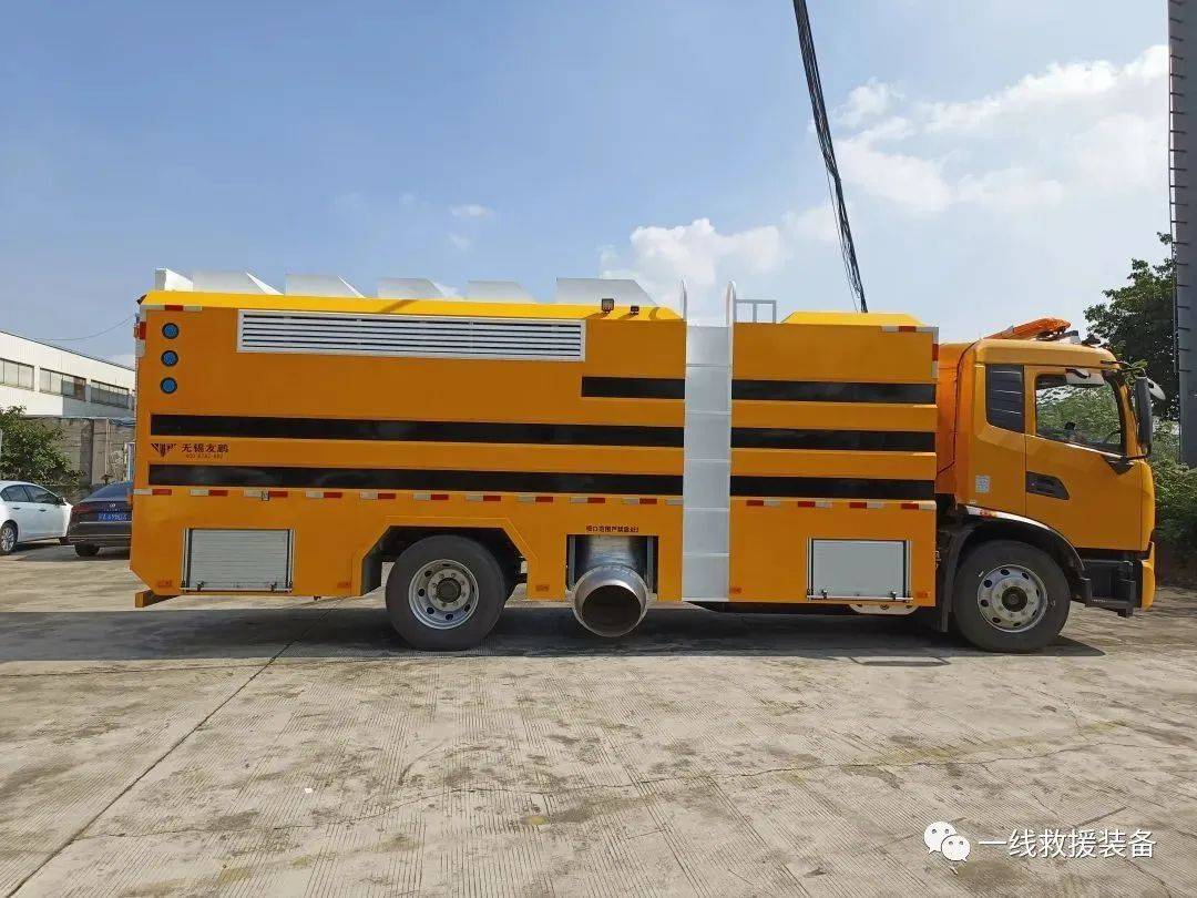 涡喷pc-6型热吹雪车其使用了"歼六飞机"发动机改造而成的喷气式吹雪