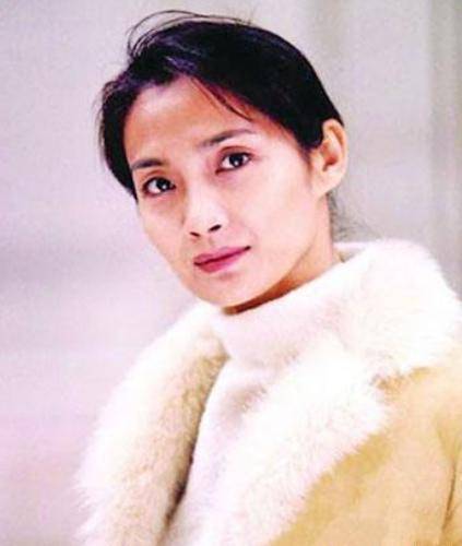 后来她出演了《英雄无悔》这部电视剧,剧中舒月的形象让很多观众认识