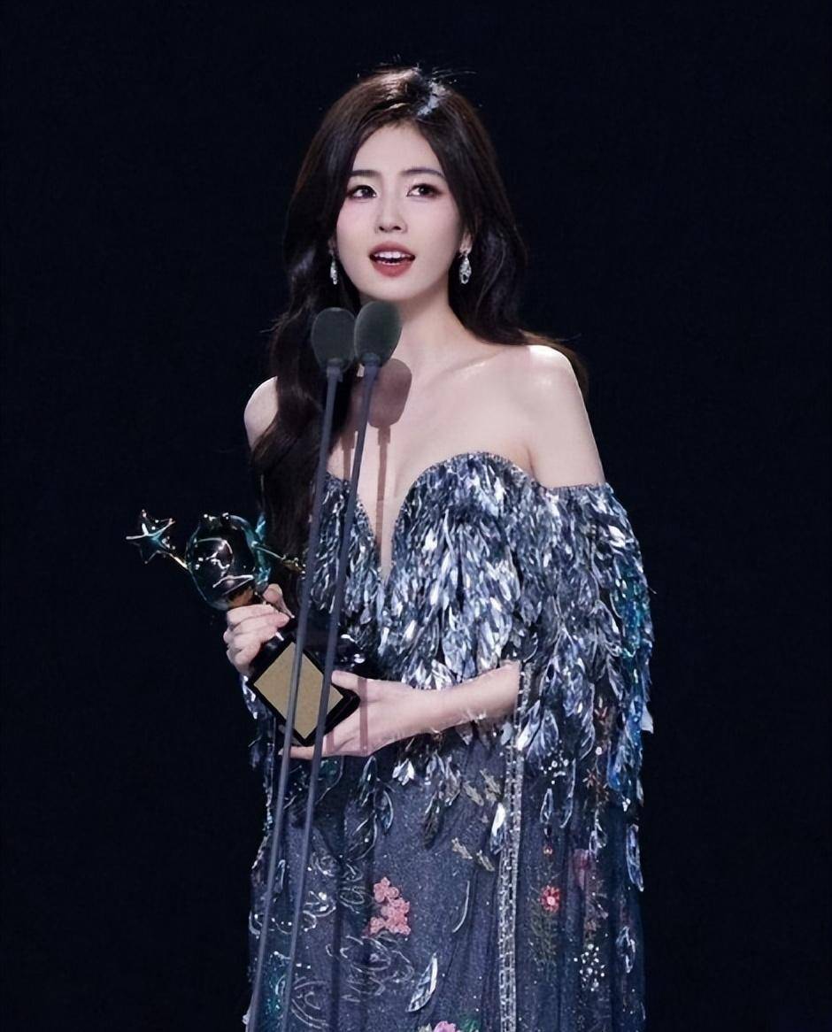 29岁白鹿好敢穿 大胆上身透视碎钻深v抹胸裙 完美展示轻熟感