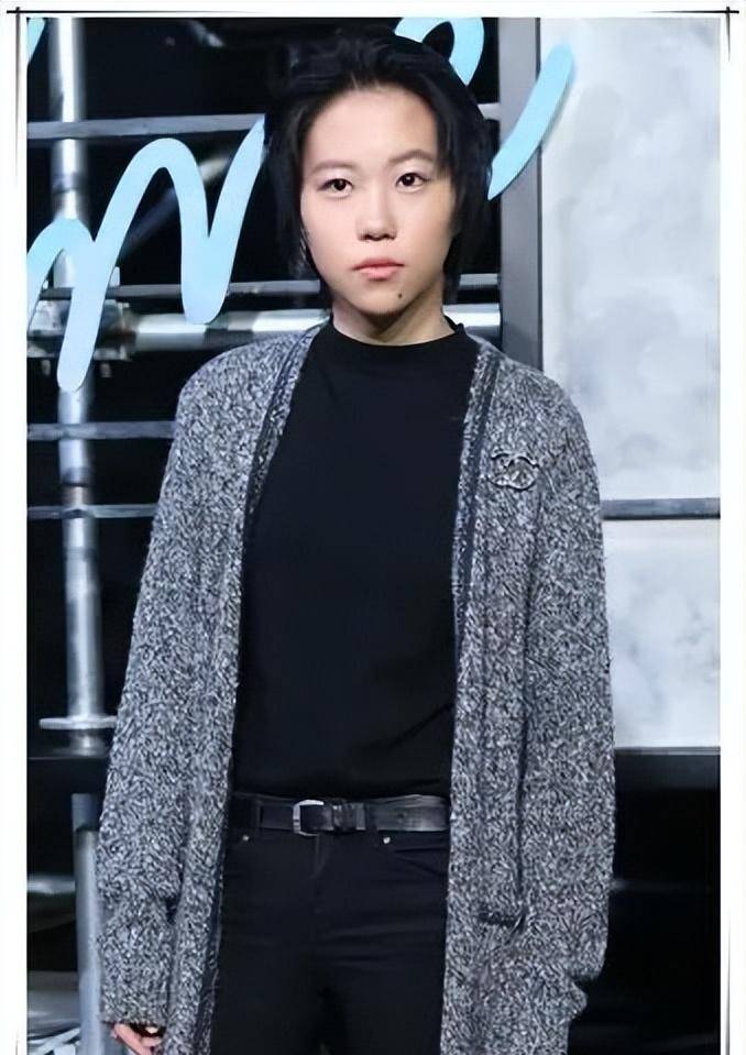 王菲女儿窦靖童现身香港,短发,唇纹叛逆又个性,26岁星味初显_时尚