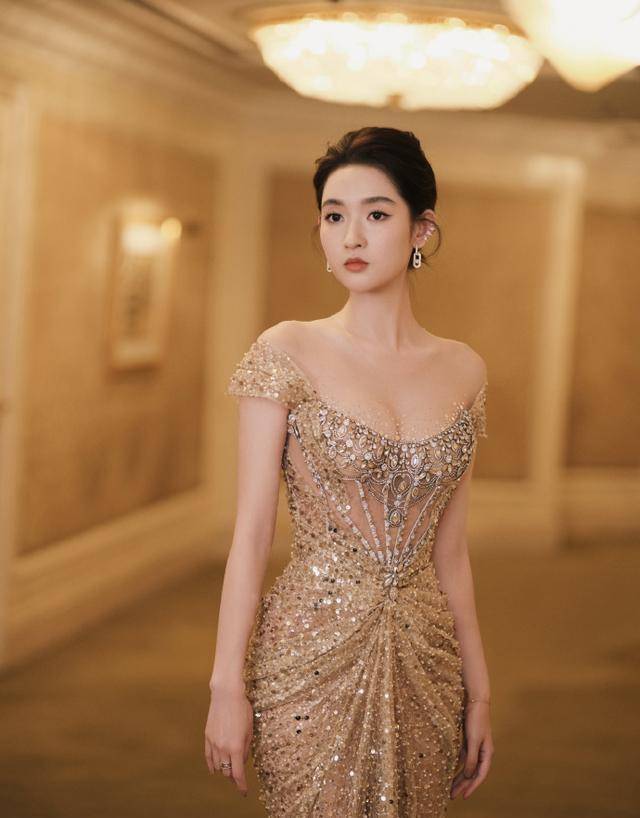 95后"腿精"王玉雯亮相,星光跳跃鎏金裙摆,秀傲人身姿!_身材_舞蹈_中国