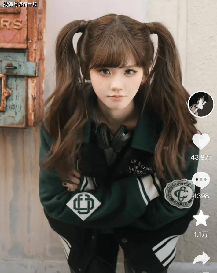 井川里予酒吧与女粉丝亲吻惹争议,"直女装姬"不媚异性媚同性_网友