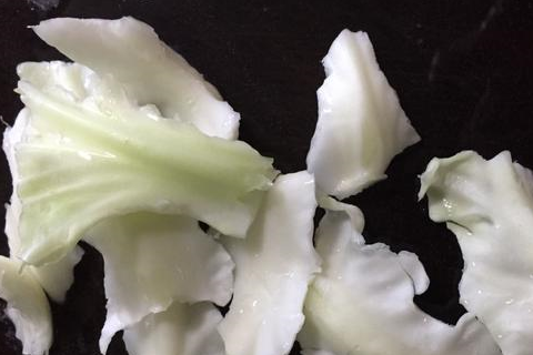 用手将包菜撕碎,把大的梗去除包菜1个,五花肉200g,蒜薹3-5根,小米椒