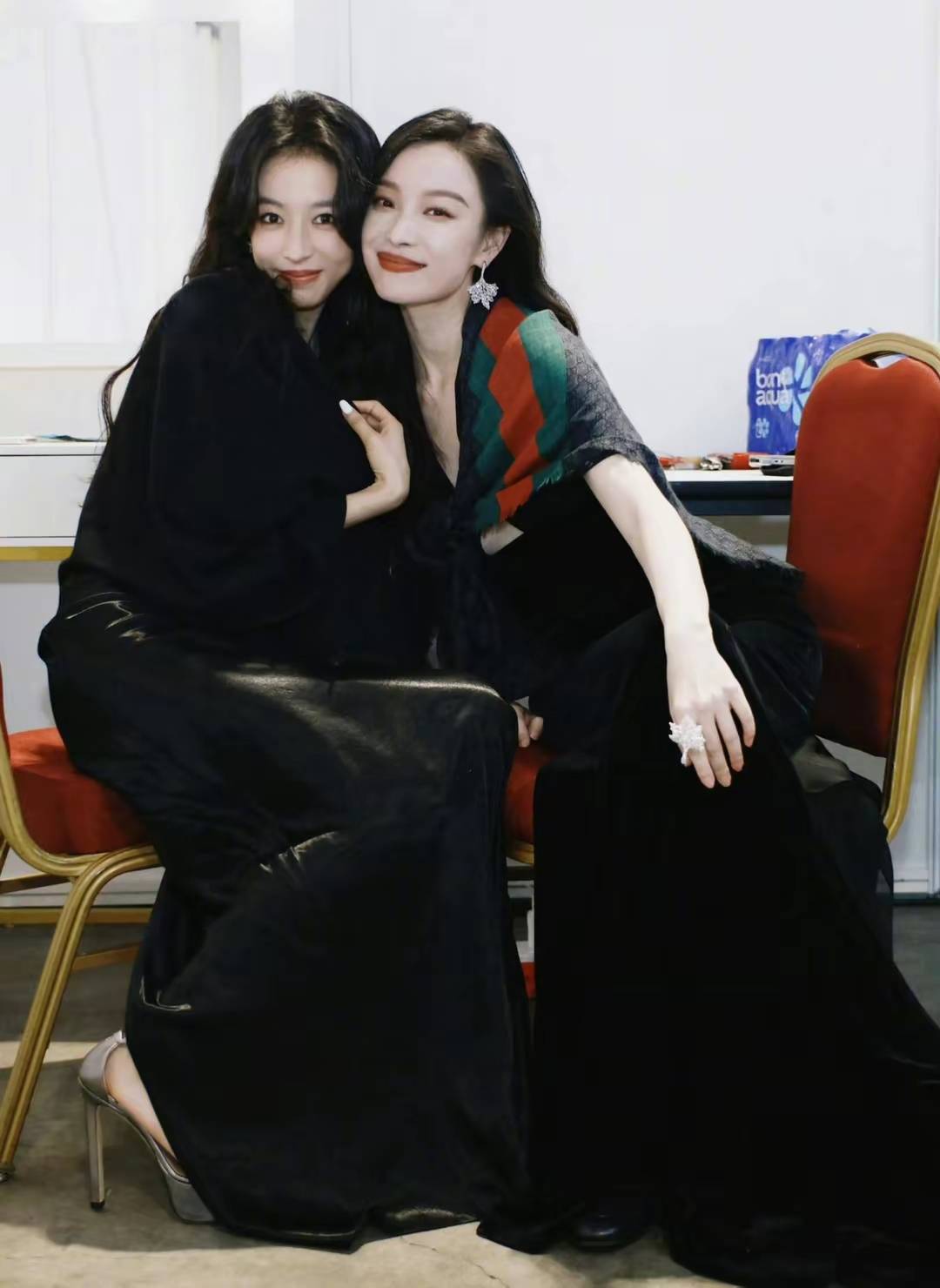 倪妮晒合照回应与周雨彤撞衫,今天我俩有点默契,周雨彤也回应.