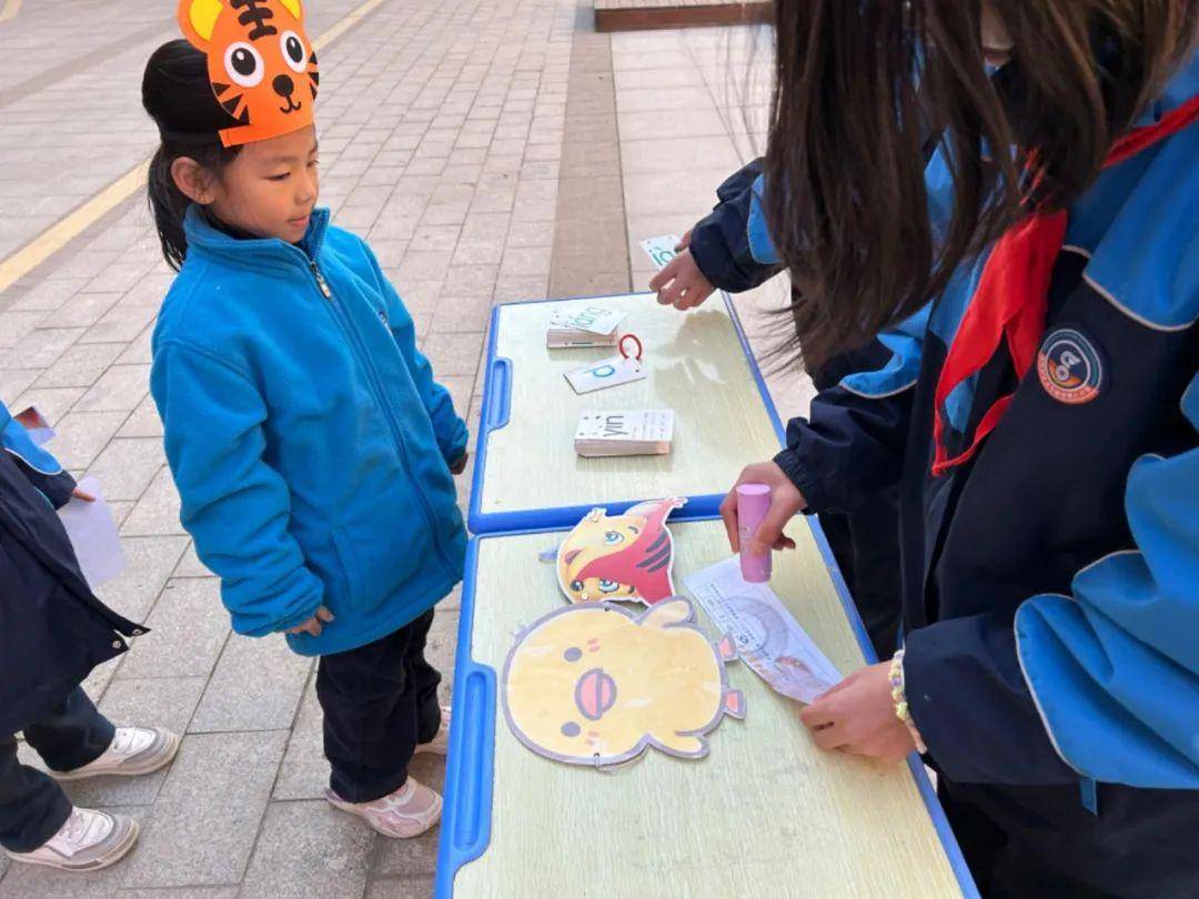 孩子们迎接挑战,在"拼音分分分"环节成为了最棒的邮递员.